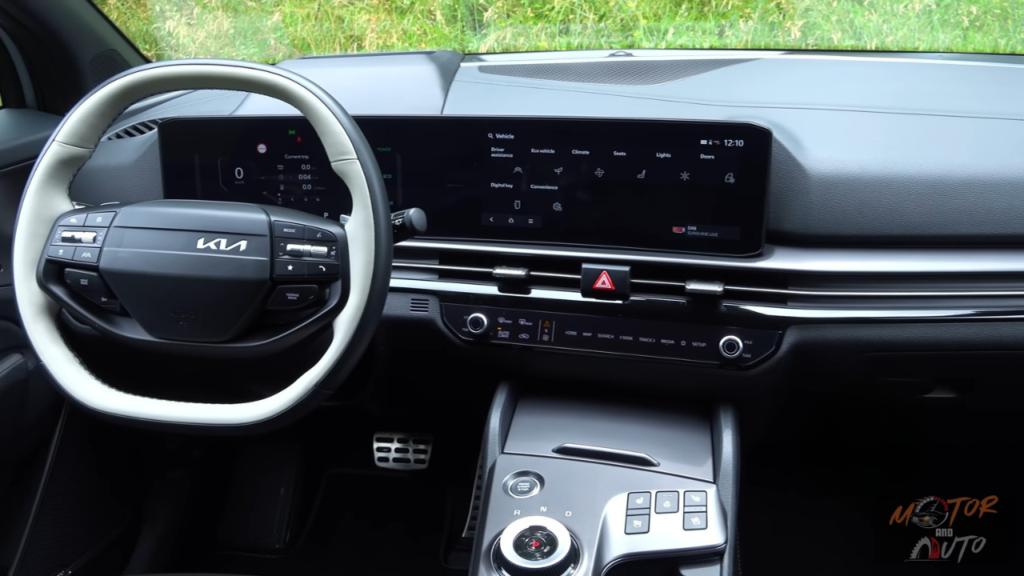 2026 Kia Sportage 12,3-inch touchscreen met infotainment interface, klimaatregelaars eronder en roterende versnellingspook op middenconsole
