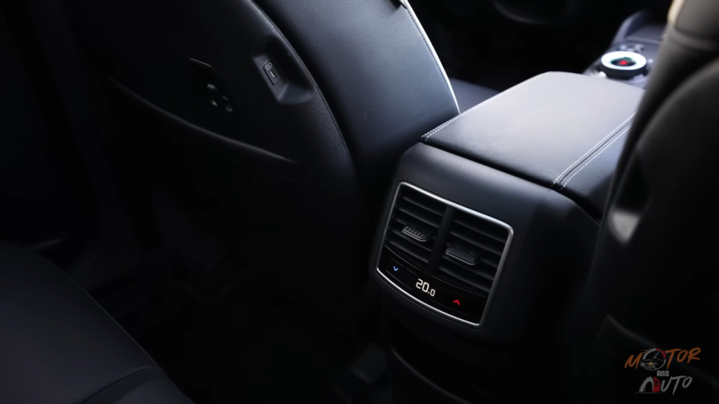 2026 Kia Sportage achter klimaatregeling ventilatieroosters met temperatuur display op 20,0 graden met USB oplaadpoort gemonteerd in stoelrug