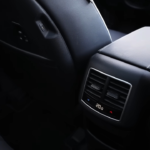 2026 Kia Sportage achter klimaatregeling ventilatieroosters met temperatuur display op 20,0 graden met USB oplaadpoort gemonteerd in stoelrug
