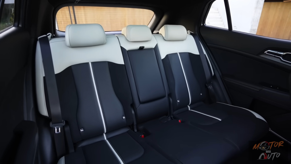 2026 Kia Sportage achterstoelen met wit en zwarte tweekleurige leren bekleding met verstelbare hoofdsteunen en premium stiksel details