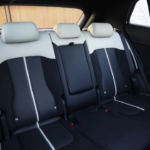 2026 Kia Sportage achterstoelen met wit en zwarte tweekleurige leren bekleding met verstelbare hoofdsteunen en premium stiksel details