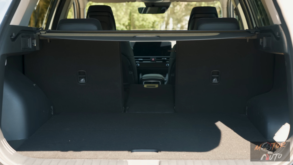 2026 Kia Sportage bagageruimte met ruime 587-liter kofferruimte met vlakke vloer, uitschuifbare privacy afdekking en opberg haken voor het vastzetten van spullen