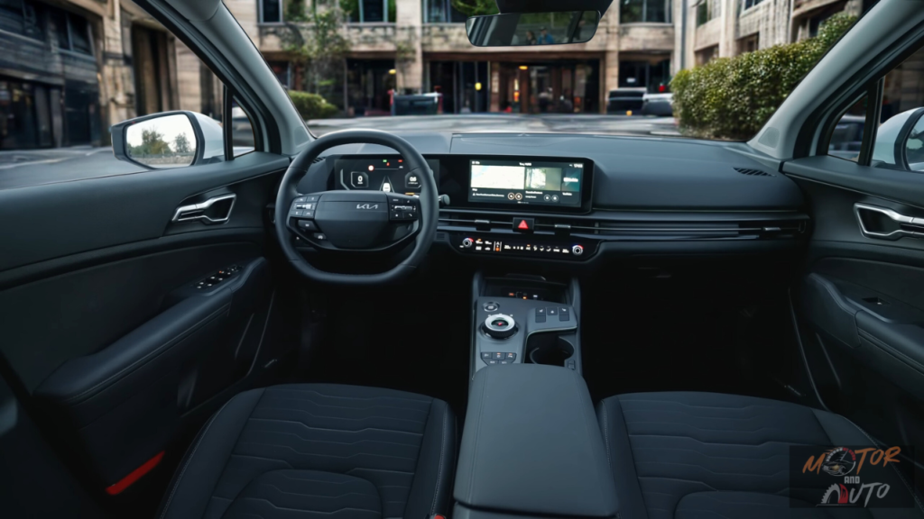 2026 Kia Sportage interieur overzicht vanuit bestuurdersstoel met complete dashboard layout, dubbele 12,3-inch schermen, tweespaaks stuurwiel en zwarte interieur afwerking