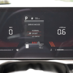 2026 Kia Sportage digitaal instrumentencluster met rijmodus selectie waarbij Sport modus is gemarkeerd, snelheidsmeter, toerenteller en brandstofmeter