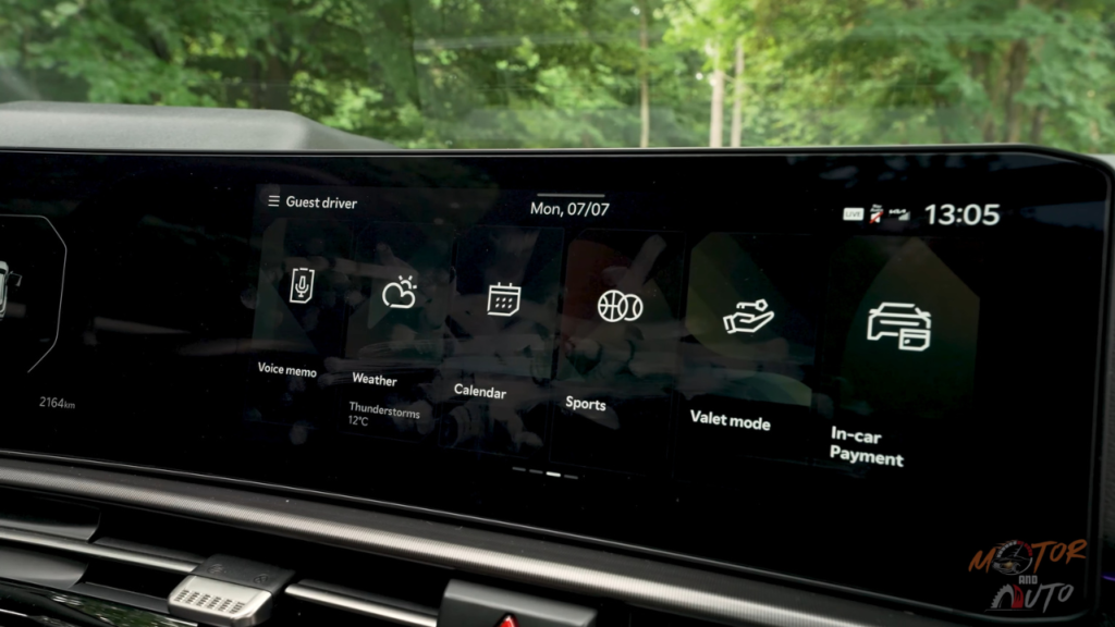 2026 Kia Sportage touchscreen met app iconen voor spraak memo, weer, kalender, sport, valet modus en in-auto betaalsystemen
