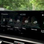 2026 Kia Sportage touchscreen met app iconen voor spraak memo, weer, kalender, sport, valet modus en in-auto betaalsystemen