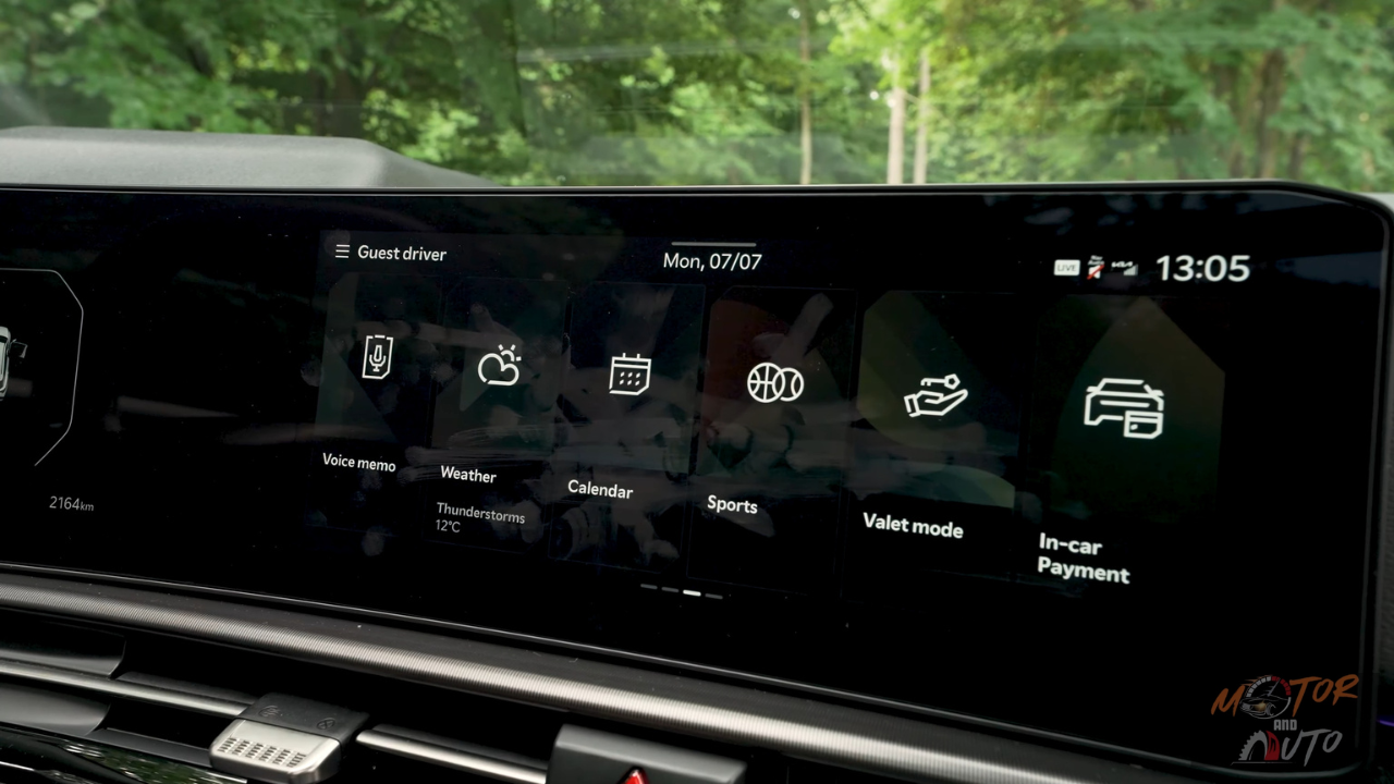 2026 Kia Sportage touchscreen met app iconen voor spraak memo, weer, kalender, sport, valet modus en in-auto betaalsystemen