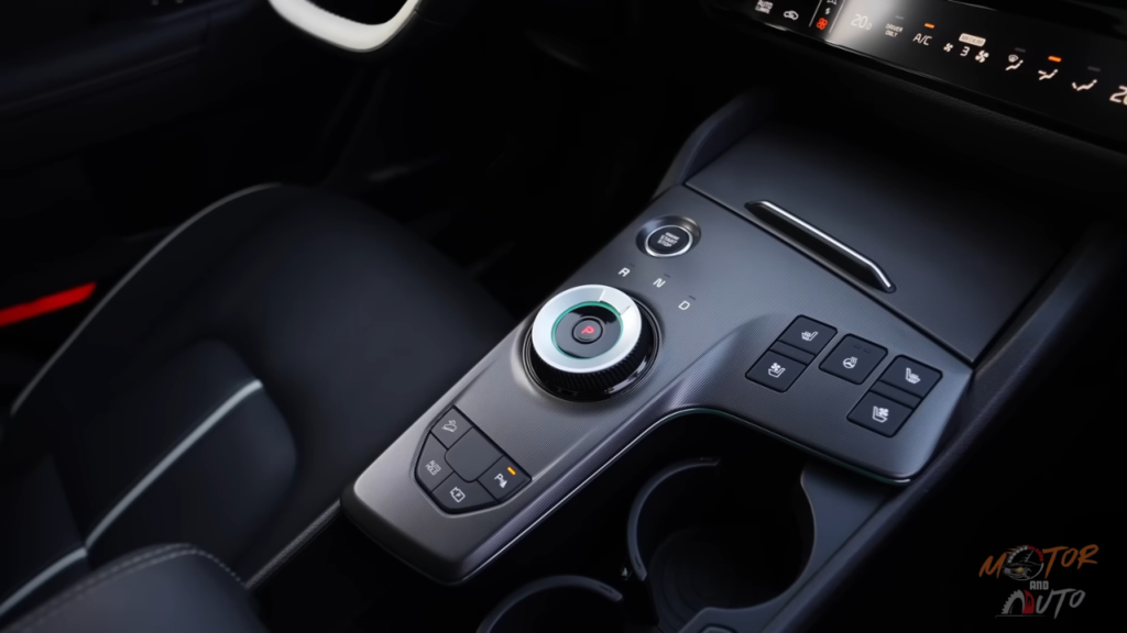 2026 Kia Sportage middenconsole met roterende versnellingspook met blauwe accent verlichting, rijmodus knoppen, stoelverwarming bediening en bekerhouders