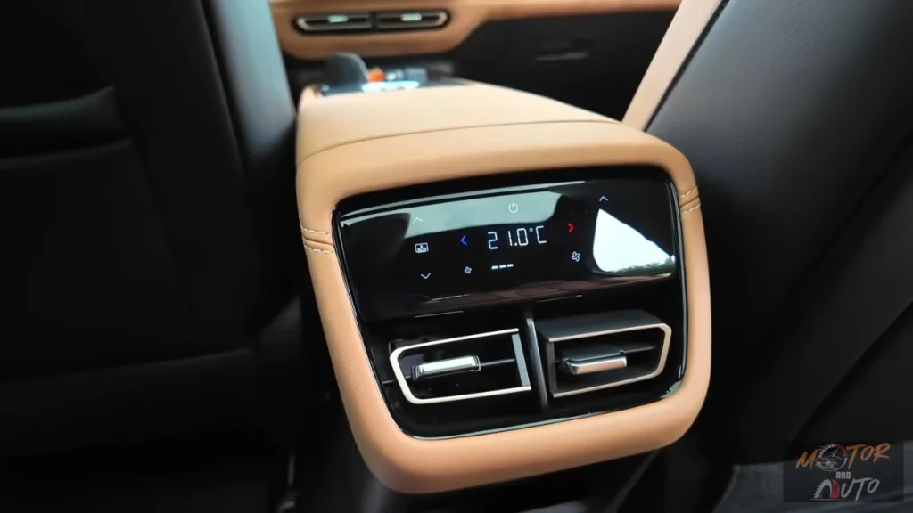 2026 Mazda 6e achterbank klimaatregeling touchscreen met 21,0°C temperatuur instelling met drie-zone klimaatsysteem bediening