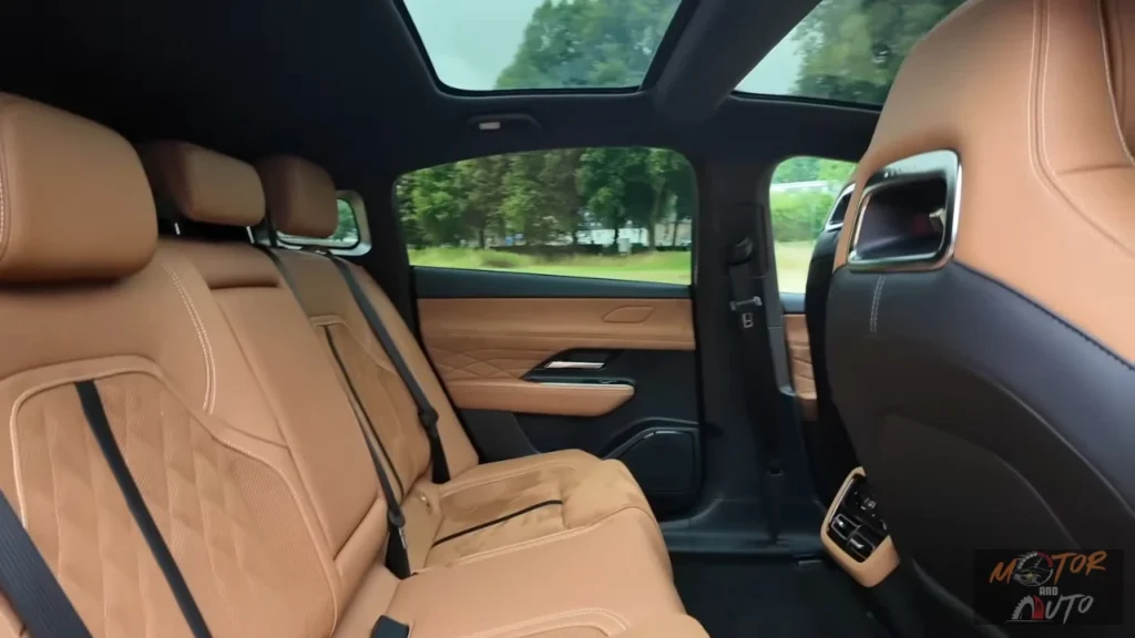2026 Mazda 6e stoelrug detail met premium tan leder en zwarte stof kombinatie met kwaliteitsvakmanschap in Takumi Plus interieur