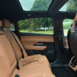2026 Mazda 6e stoelrug detail met premium tan leder en zwarte stof kombinatie met kwaliteitsvakmanschap in Takumi Plus interieur