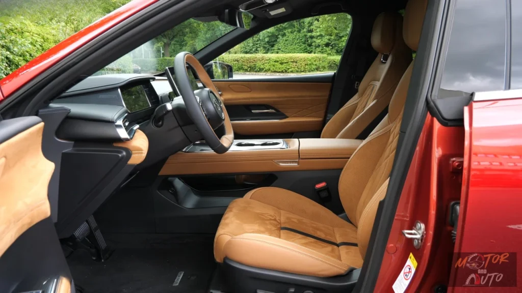 2026 Mazda 6e bestuurders positie zicht in Soul Red Crystal met premium tan leder Takumi Plus interieur met uitstekend zicht en luxe cabine