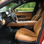 2026 Mazda 6e bestuurders positie zicht in Soul Red Crystal met premium tan leder Takumi Plus interieur met uitstekend zicht en luxe cabine