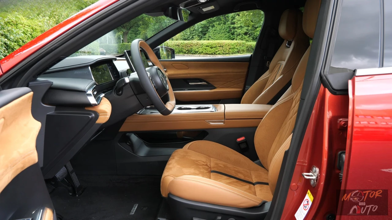 2026 Mazda 6e bestuurders positie zicht in Soul Red Crystal met premium tan leder Takumi Plus interieur met uitstekend zicht en luxe cabine