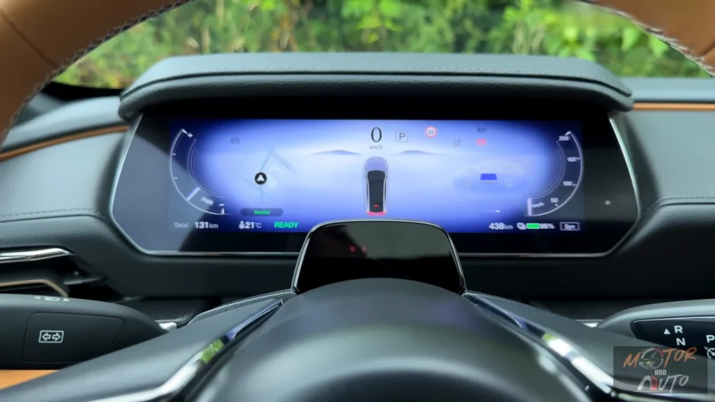 2026 Mazda 6e digitaal instrumentencluster met EV informatie met 438km bereik, 84% batterijlading, en ready status in blauw-gethemde display