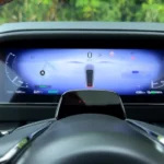 2026 Mazda 6e digitaal instrumentencluster met EV informatie met 438km bereik, 84% batterijlading, en ready status in blauw-gethemde display