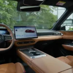 2026 Mazda 6e interieur dashboard overzicht met tan lederen stuurwiel, 14,6-inch centraal touchscreen, digitaal instrumentencluster, en premium houtnerf-afwerking in Takumi Plus specificatie