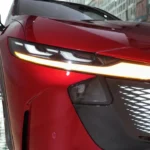 2026 Mazda 6e LED koplamp close-up met signature verlichtingsontwerp met geïntegreerde DRL en premium styling in Soul Red Crystal
