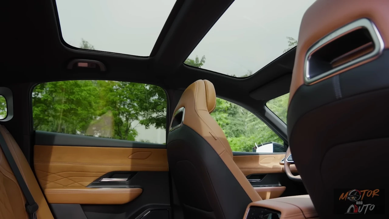 2026 Mazda 6e panoramadak zicht vanuit achterbank met split-paneel ontwerp, elektrisch zonnescherm, en premium tan leder interieur in Takumi Plus uitvoering