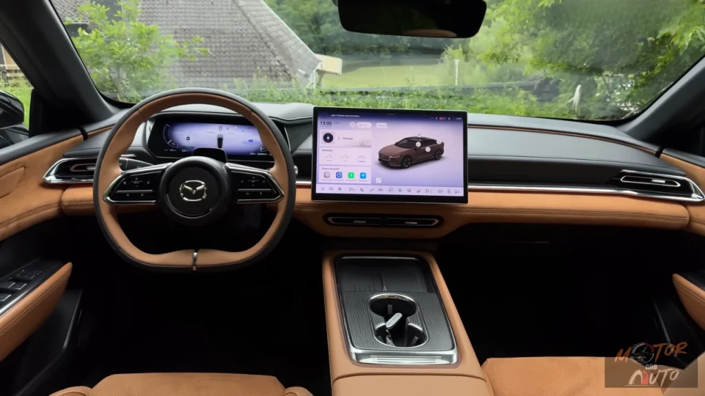 2026 Mazda 6e volledig dashboard overzicht met geavanceerd infotainment systeem, voertuig instellingen, en premium tan leder interieur integratie