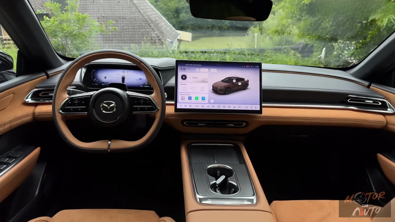 2026 Mazda 6e volledig dashboard overzicht met geavanceerd infotainment systeem, voertuig instellingen, en premium tan leder interieur integratie