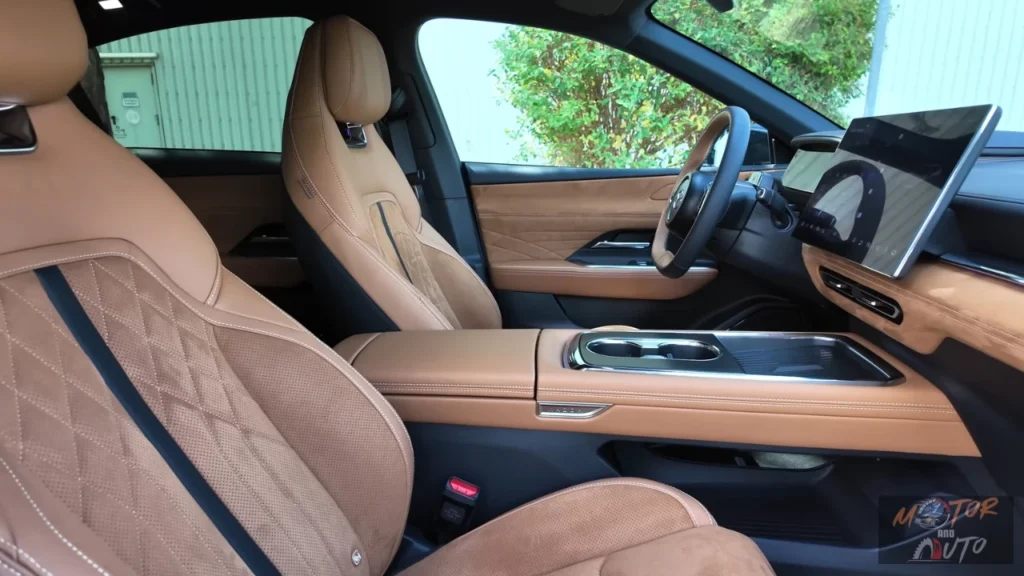 2026 Mazda 6e voorstoel zijprofiel met ergonomisch ontwerp, gestikt tan leder bekleding, en premium cabine integratie