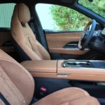 2026 Mazda 6e voorstoel zijprofiel met ergonomisch ontwerp, gestikt tan leder bekleding, en premium cabine integratie