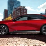 2026 Mazda 6e zijprofiel in Soul Red Crystal met elegant liftback silhouet, 4,92m lengte, en 19-inch wielen in stedelijke omgeving