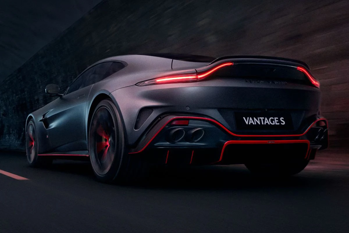 Aston Martin Vantage S Achterontwerp met Spoiler Over Volle Breedte