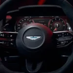 Aston Martin Vantage S Bestuurderscockpit met Digitaal Instrumentenpaneel