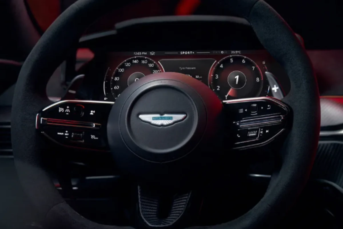 Aston Martin Vantage S Bestuurderscockpit met Digitaal Instrumentenpaneel