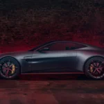 Aston Martin Vantage S Compleet Zijaanzicht met Prestatie Wielen