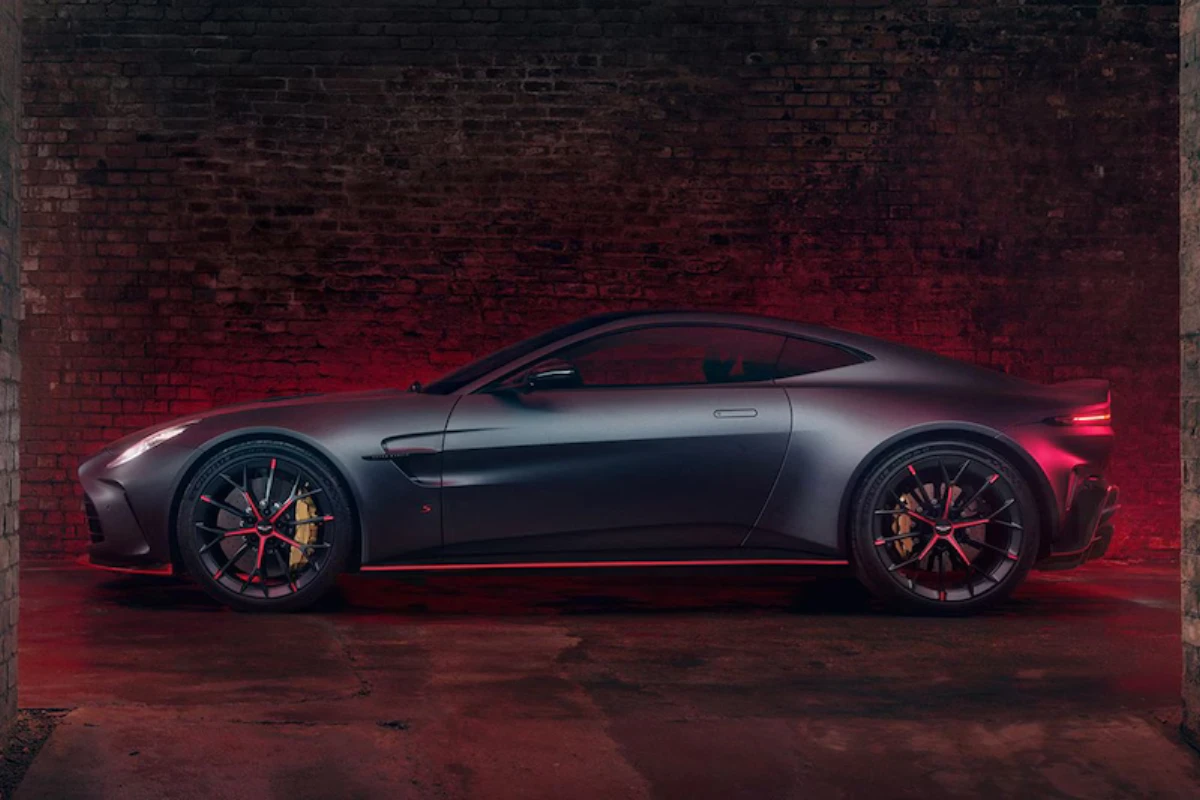 Aston Martin Vantage S Compleet Zijaanzicht met Prestatie Wielen