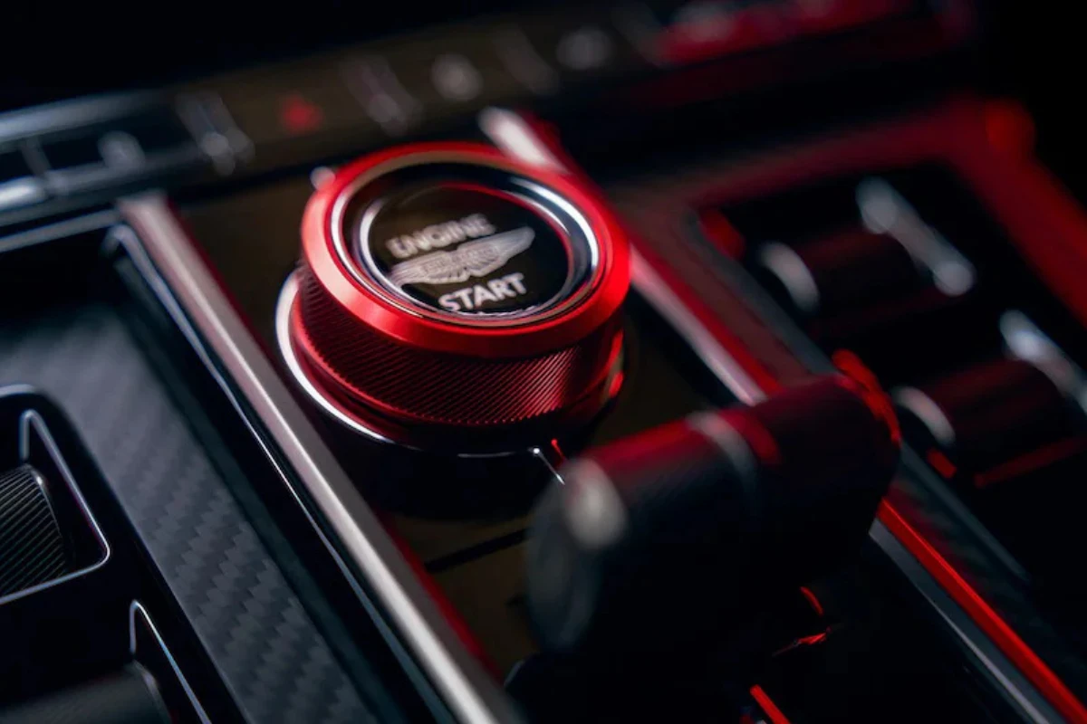 Aston Martin Vantage S Iconische Rode Motor Start Knop