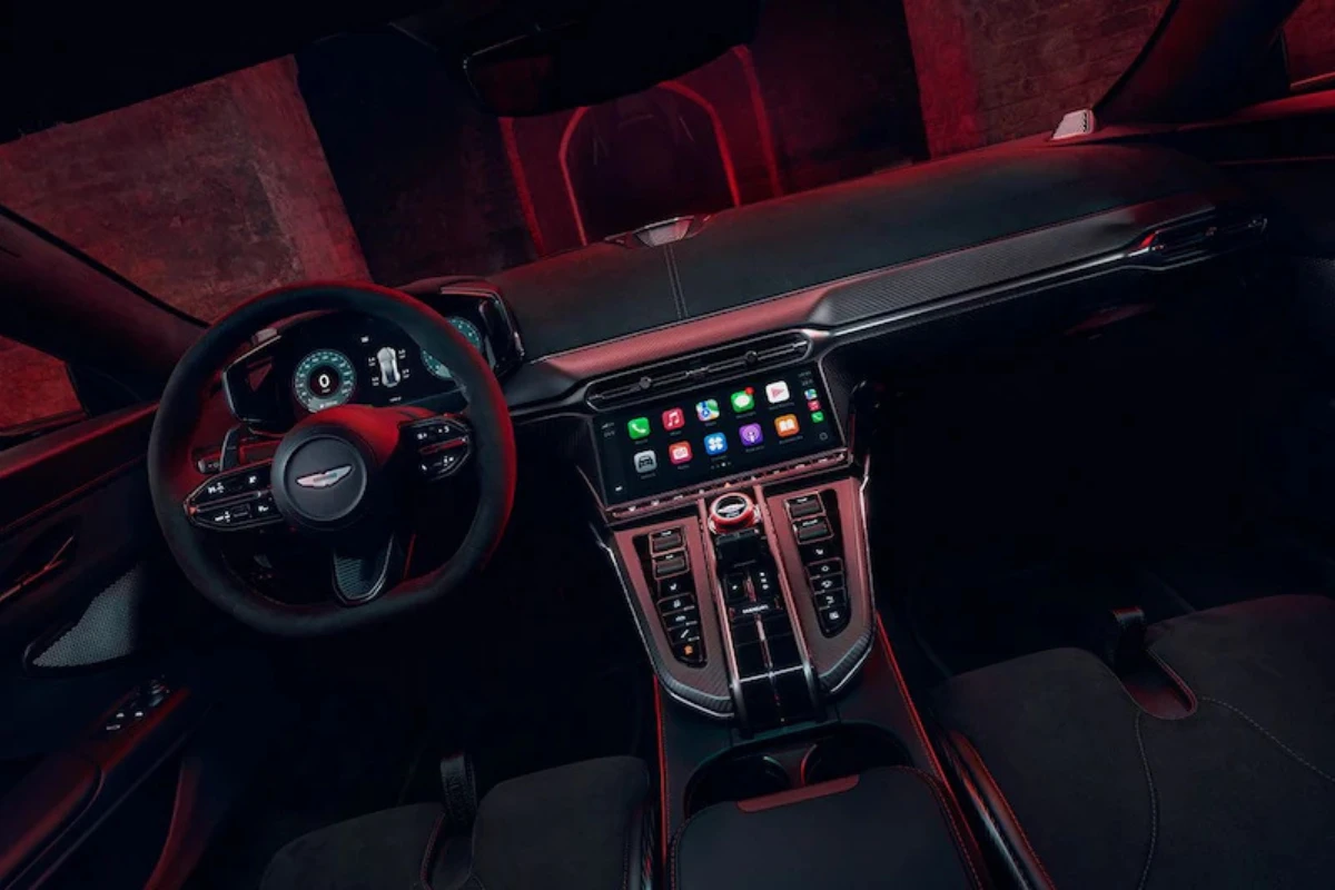 Aston Martin Vantage S Interieur met Apple CarPlay Integratie