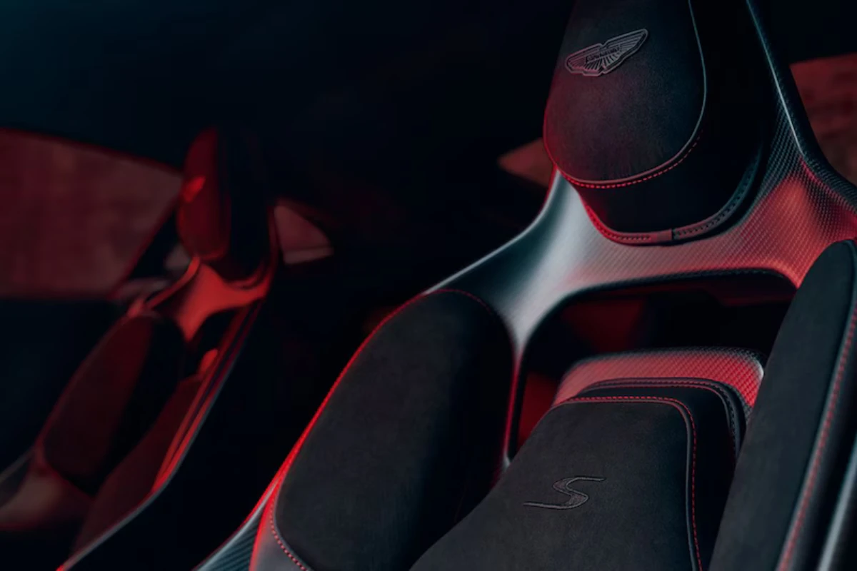 Aston Martin Vantage S Prestatie Stoelen met Geborduurd S Logo