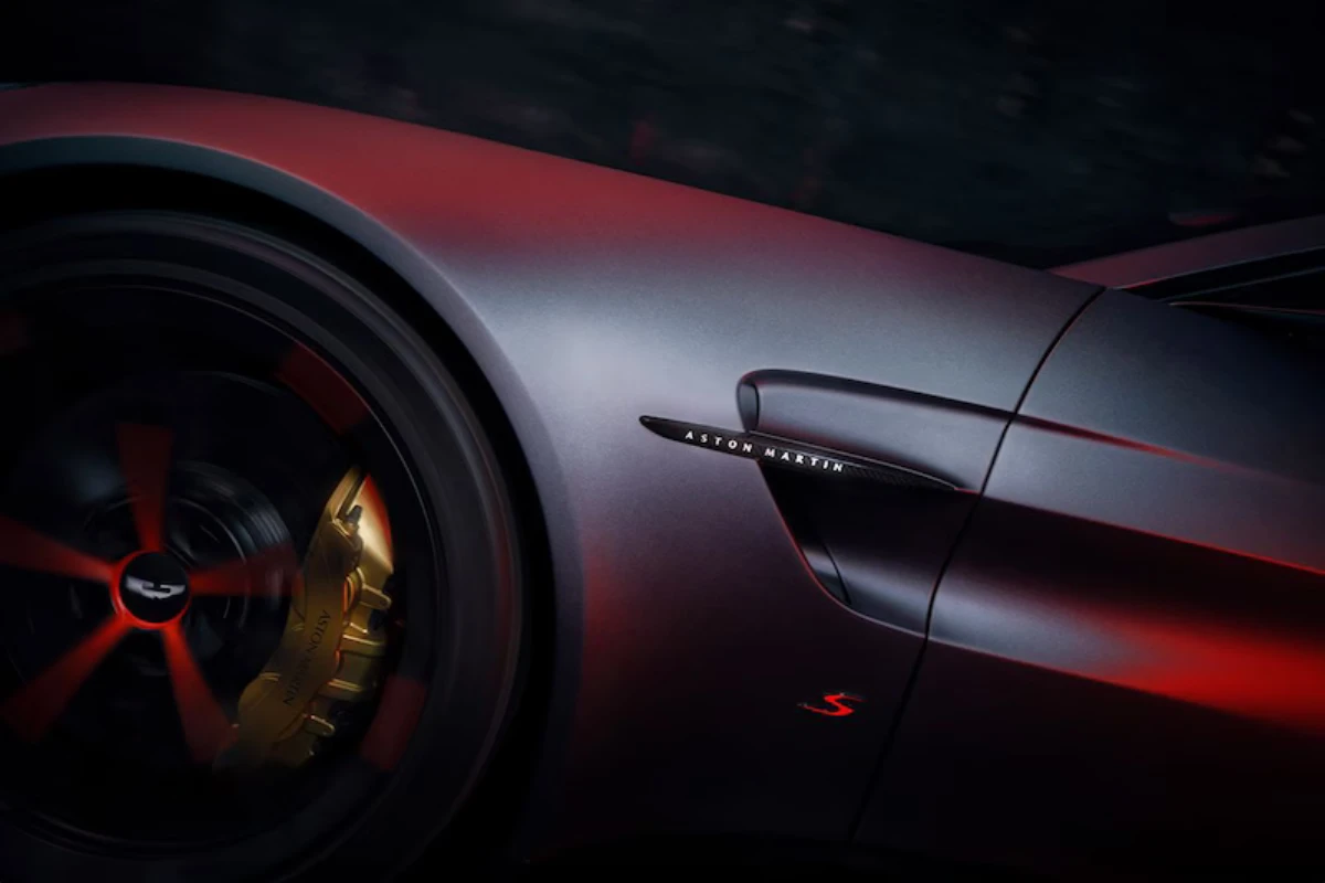 Aston Martin Vantage S Zijventiel Detail met S Prestatie Badge