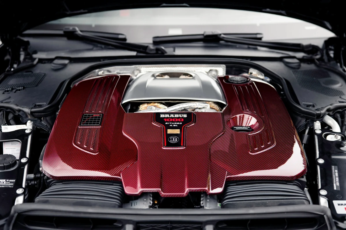Brabus 1000 4,5L V8 Biturbo Motor met Rode Carbon Fiber Kap