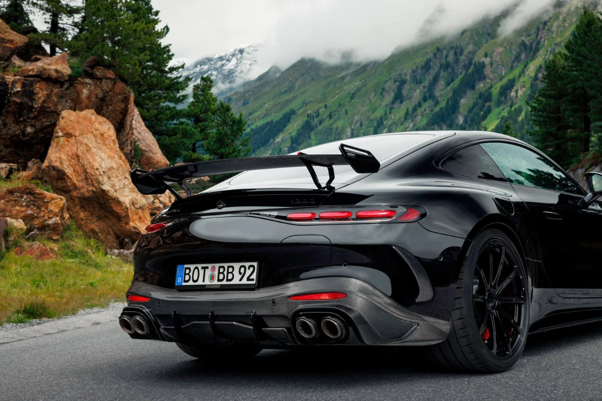 Brabus 1000 Achter Drie-Kwart Aanzicht met Carbon Diffuser