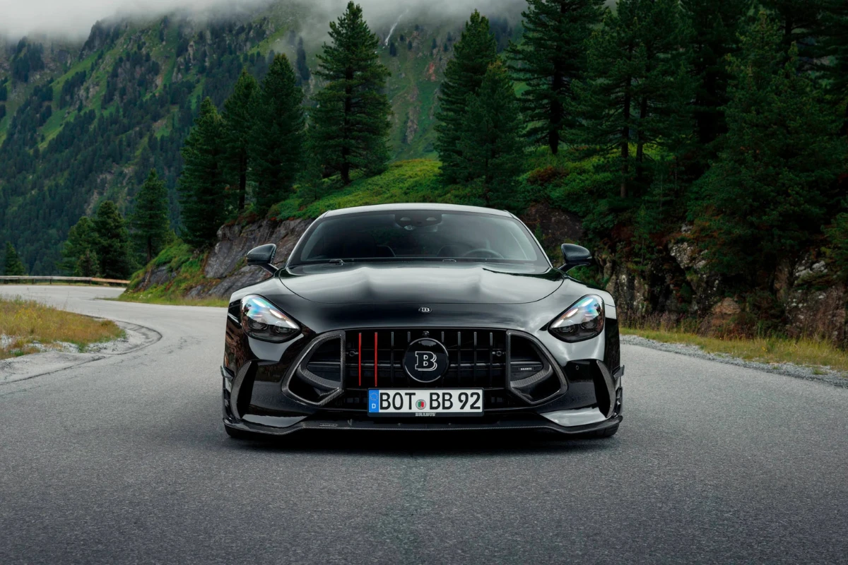 Brabus 1000 Directe Vooraanzicht met Grille Badge