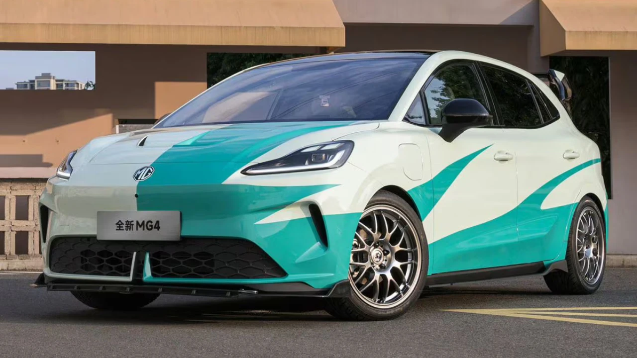 Complete Track Style Pakket van 2025 MG 4 Electric vanuit Drie-Kwart Vooraanzicht