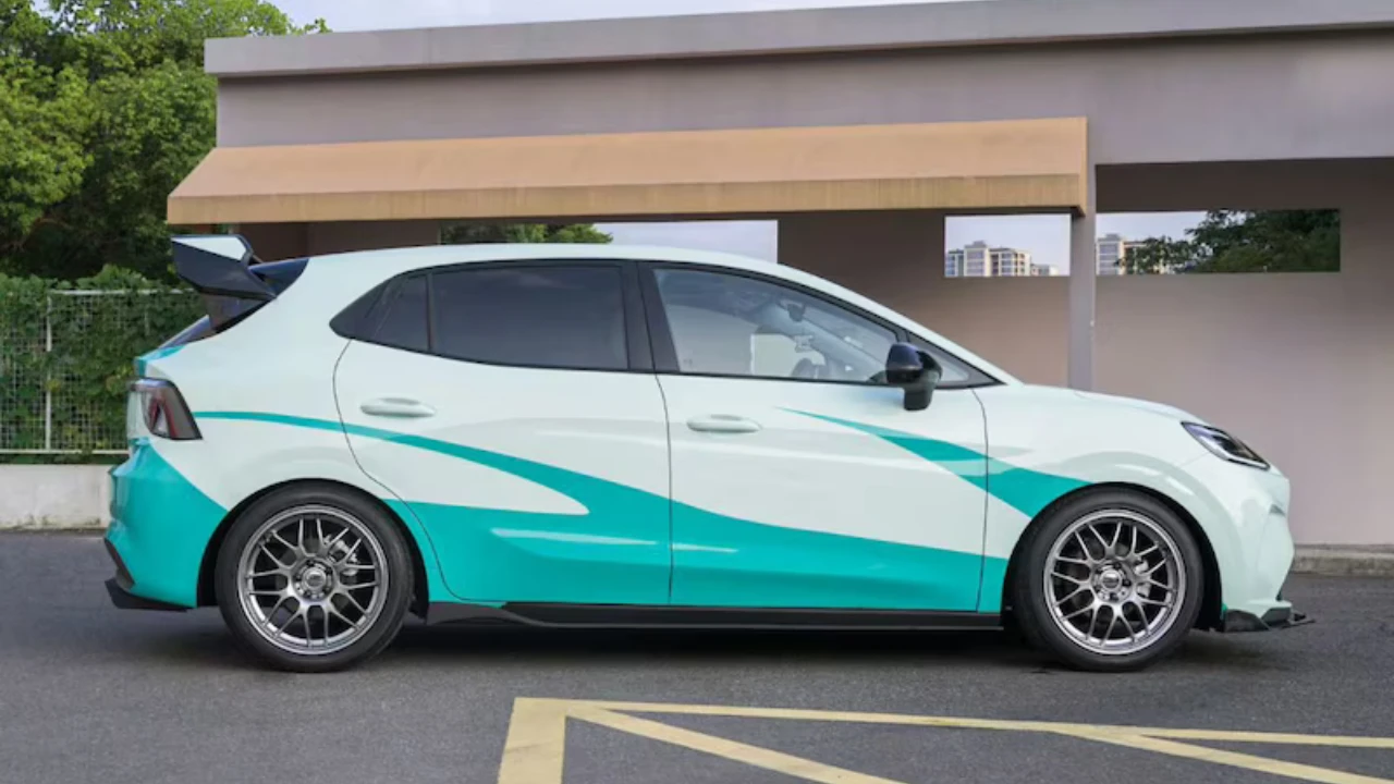 Dynamisch Zijprofiel van 2025 MG 4 Electric Track Style met Performance Modificaties