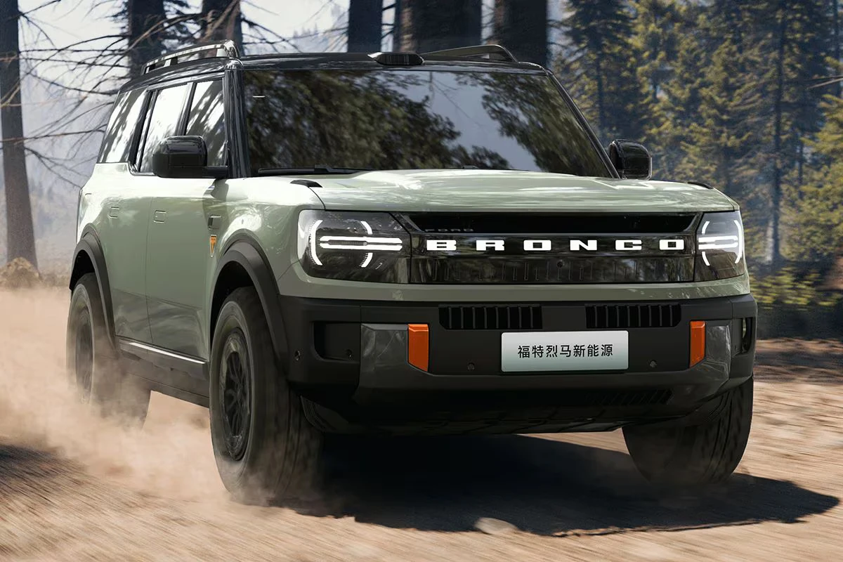 Ford Bronco New Energy Elektrische SUV in Off-Road Actiebeeld