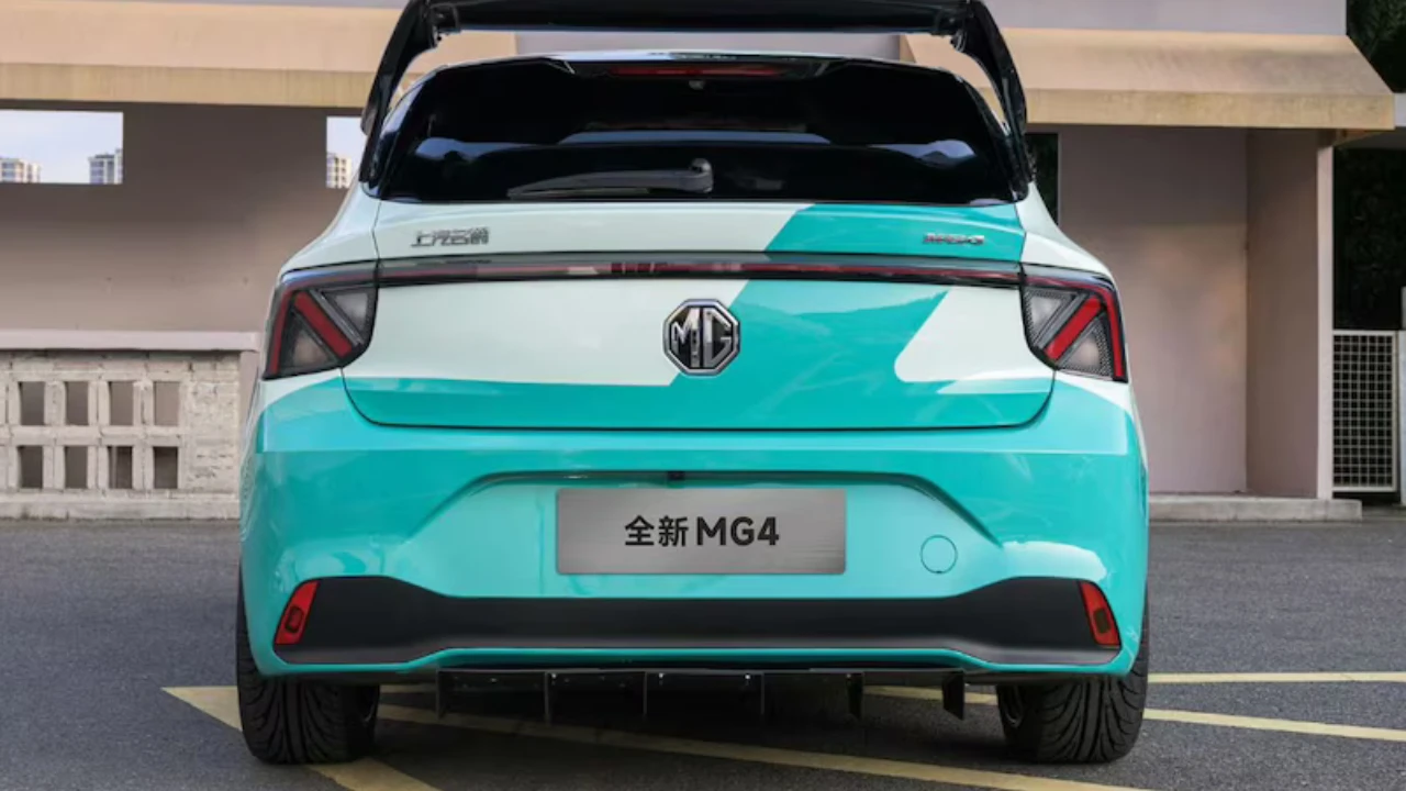 Gedetailleerd Achteraanzicht van 2025 MG 4 Electric Track Style met LED Achterlichten