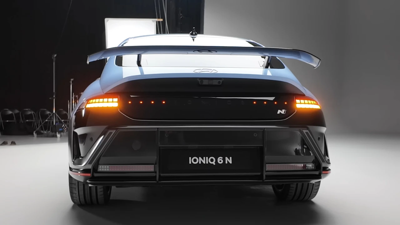 Hyundai Ioniq 6 N Volledig Achteraanzicht - Zwanenhals Spoiler en Diffuser