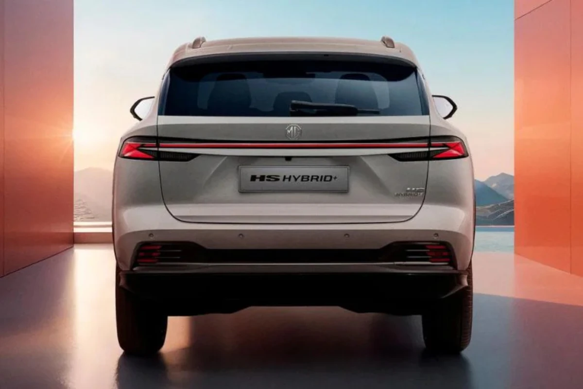 MG HS Hybrid+ Achterontwerp met Verbonden LED Verlichting en Praktische Functionaliteit