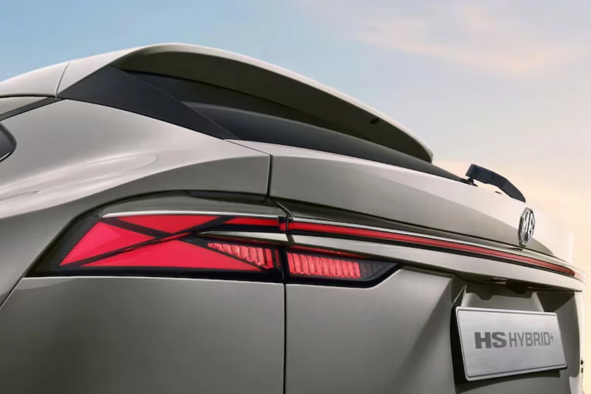MG HS Hybrid+ Verbonden LED Achterlicht Ontwerp met Moderne Automotive Styling