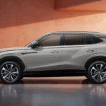 MG HS Hybrid+ Zijprofiel met Verlengde Wielbasis en Gezinsruimte