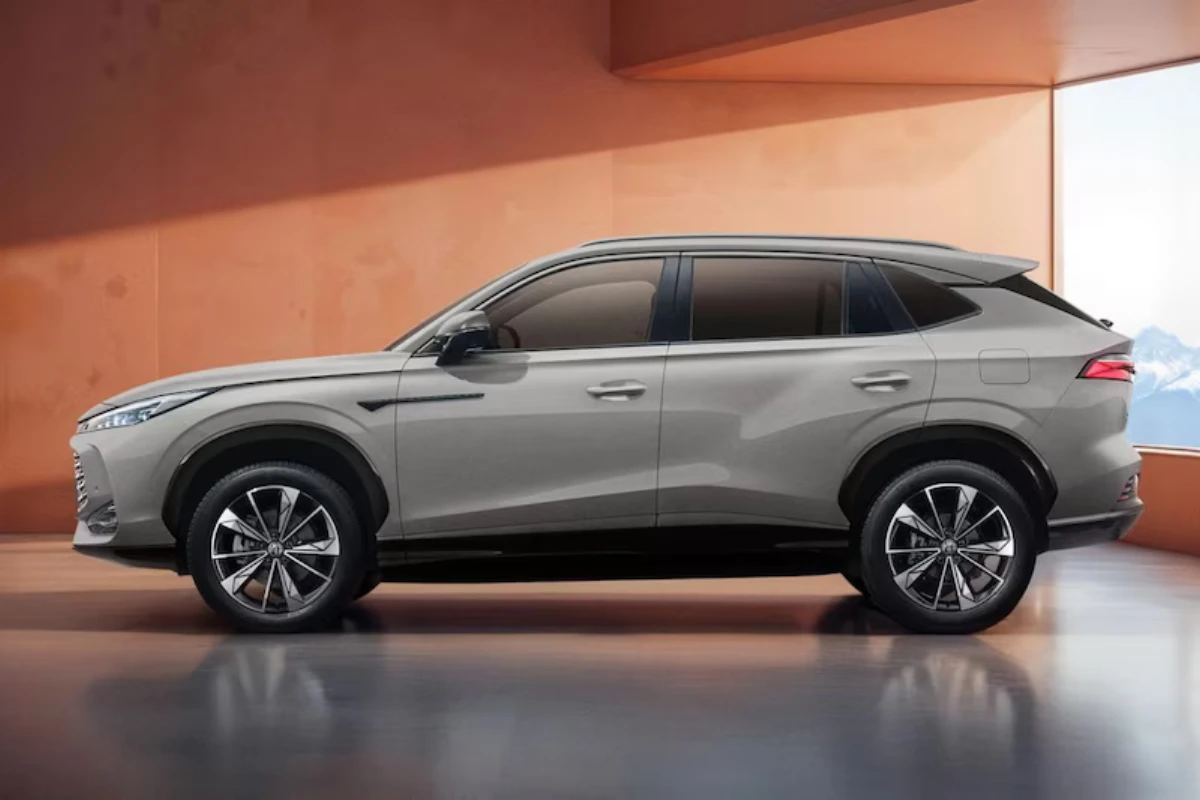 MG HS Hybrid+ Zijprofiel met Verlengde Wielbasis en Gezinsruimte