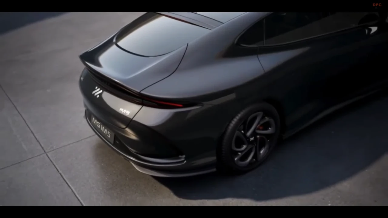 MG IM5 Elektrische Sedan Sportieve Achter Kwart Paneel en Wiel Ontwerp